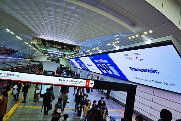 大阪メトロ駅の最大LEDメディア